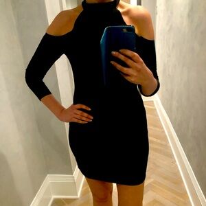 Open shoulders dress.